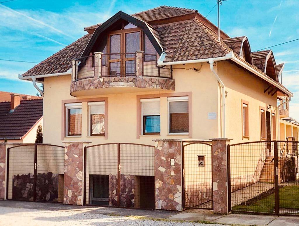Aranylo Apartmanhaz Hajduszoboszlo Bagian luar foto